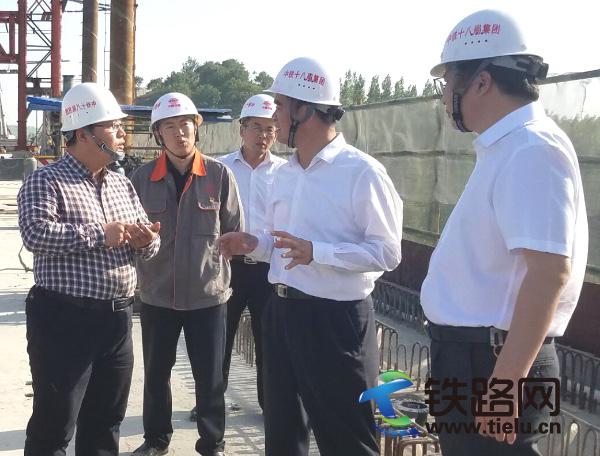 二公司承建的郑万铁路首座横跨南水北调干渠大跨度连续梁—张良镇跨