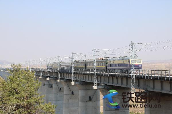 检测列车通过牡丹江特大桥.JPG