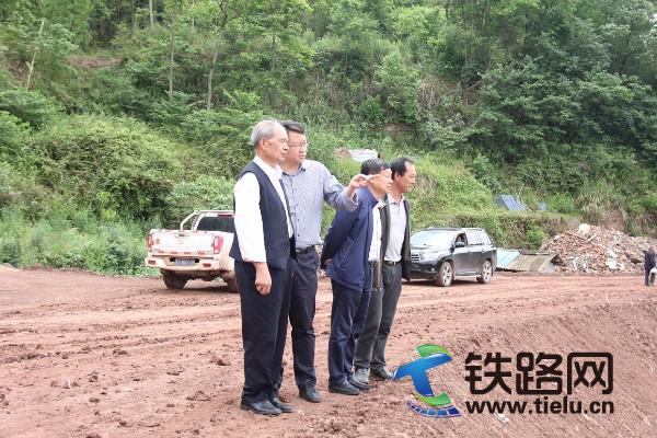 5月11日，重庆市大足区原县长陈怀文（左一）与原大足县交通局局长熊明生（左三）莅临在建的潼荣高速公路建设现场调研。孟淑伟_摄.JPG