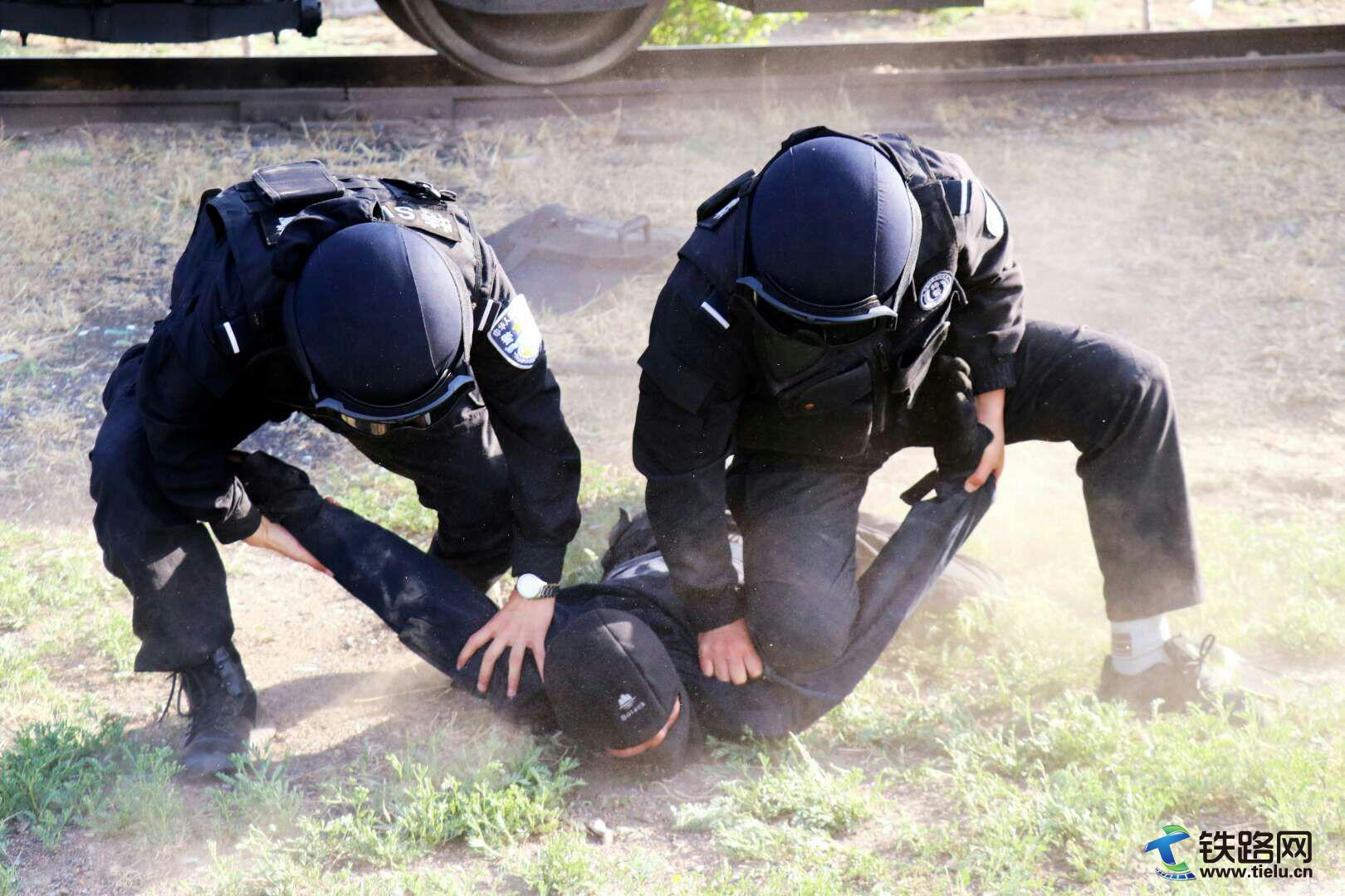 包头公安处特警支队组织开展反恐演练