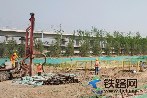 中铁七局五公司郑济铁路项目首桩开钻.jpg