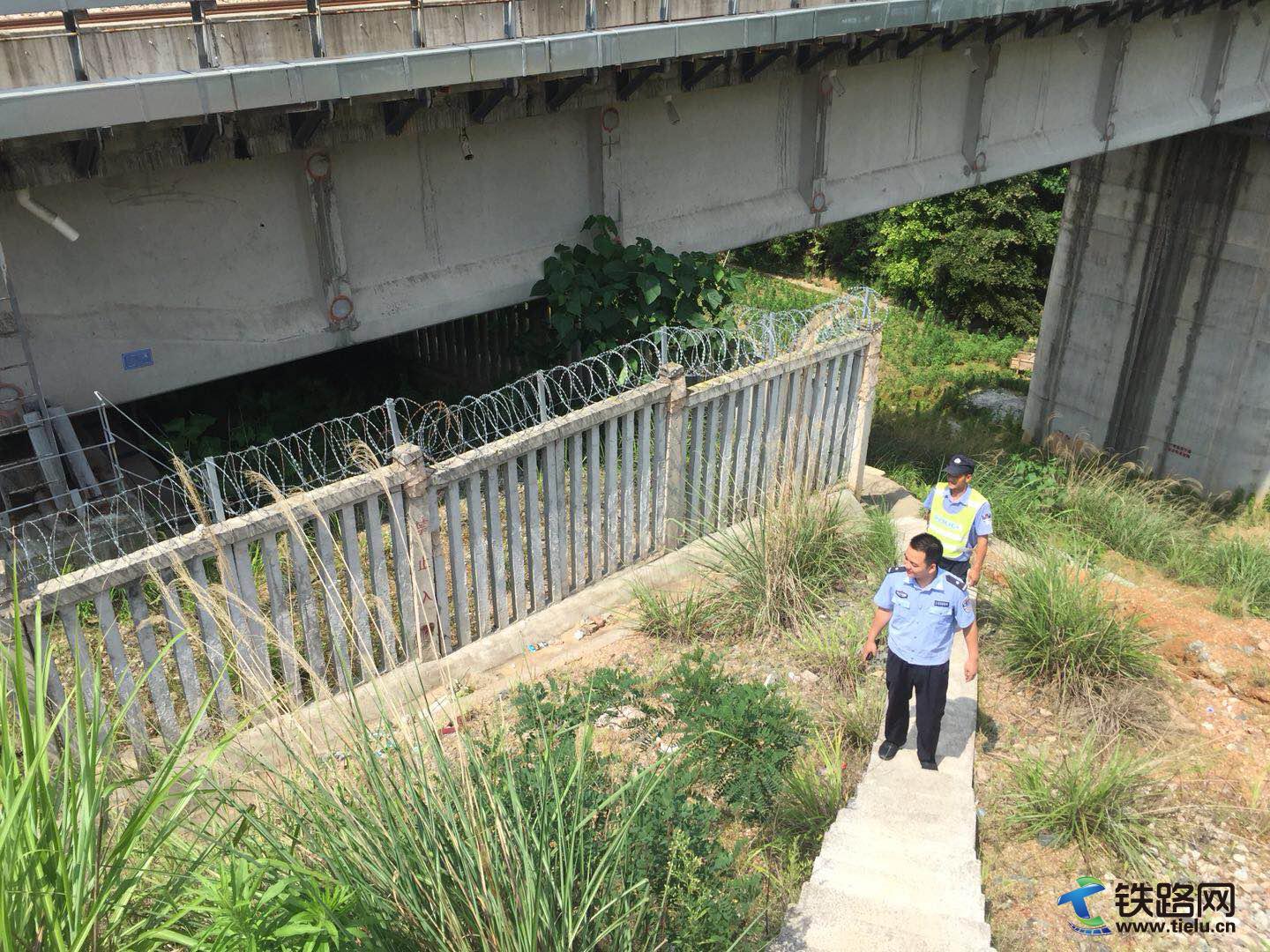 于都铁警全力稳控线路治安.jpg