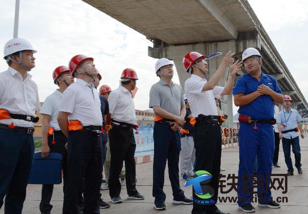 图1：浙江省交通投资有限公司副总经理陈江（右二）调研灵江特大桥.jpg