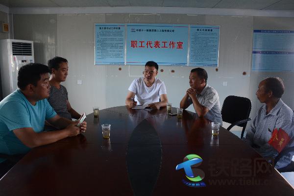 项目工会在工地一线成立职工代表工作室.JPG