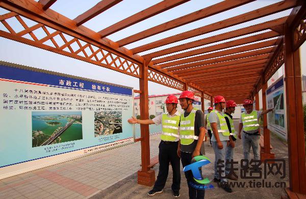 7、中铁十八局集团一公司郑州机许铁路项目部在项目部建设文化长廊，项目经理王建达为新学员介绍企业发展业绩，增强其爱企自豪感（伍振 摄）.JPG