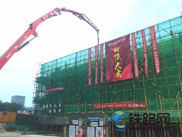 成都地铁5号线三江主所封顶.jpg