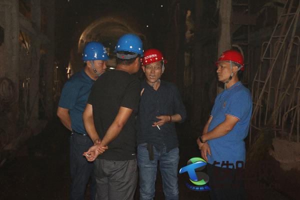 姜红林（右一）一行在蒙古哨隧道进口检查质量安全红线管理落实情况.JPG