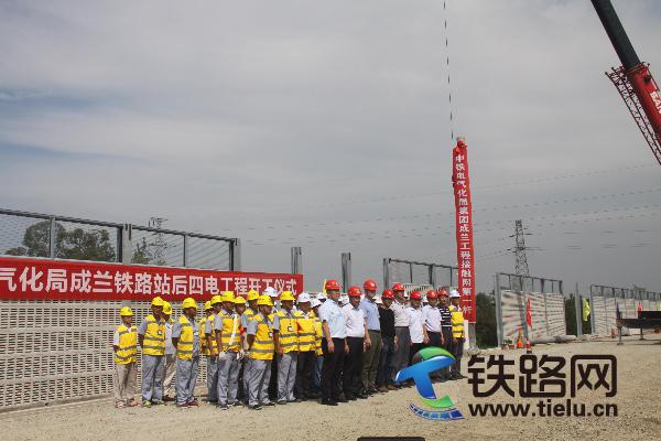 图为成都到川主寺段立起的第一根接触网支柱（朱乐摄）.jpg