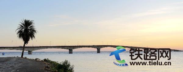 6、中铁十八局集团国际公司承建的苏丹杜威姆大桥荣获苏丹政府“桥梁建设特优奖”（伍振 何茂森 提供）.JPG