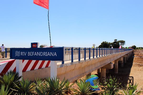 1、中铁十八局集团国际公司承建的马达加斯加9号国道北方蒂娜大桥（伍振 徐荣军提供）.JPG