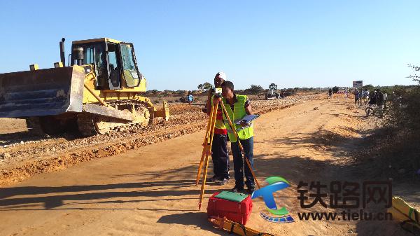 2、中铁十八局集团国际公司技术人员在马达加斯加9号国道测量（伍振 郭亚军 提供）.jpg