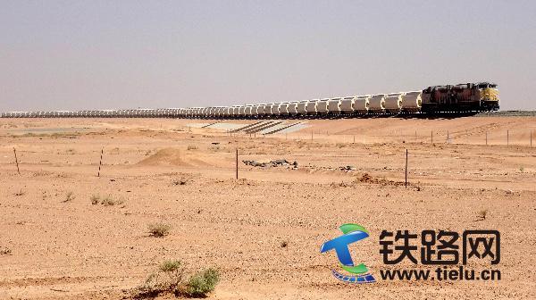 4、满载货物的重载列车在十八局集团承建的沙特南北铁路上行驶（伍振 张世丹提供）.JPG