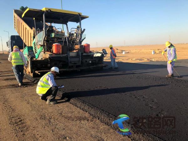 8、中铁十八局集团国际公司沙特工程公司延布C2C3土地开发项目路面施工(伍振 徐名峰 摄).jpg