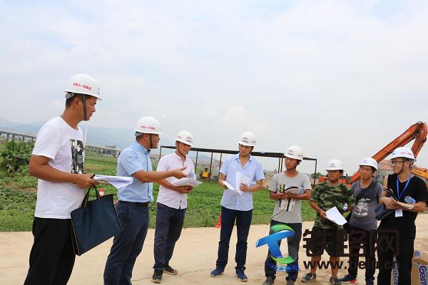 图片一：承台浇筑前项目总工程师李杨讲解承台浇筑控制要点.JPG