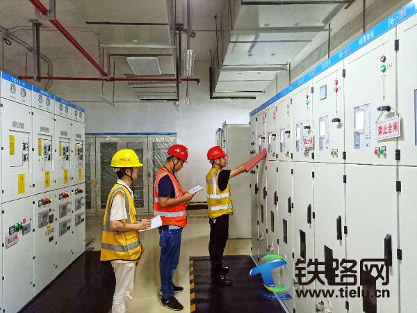 中铁八局电务公司长沙地铁4号线接触网首次送电成功.jpg