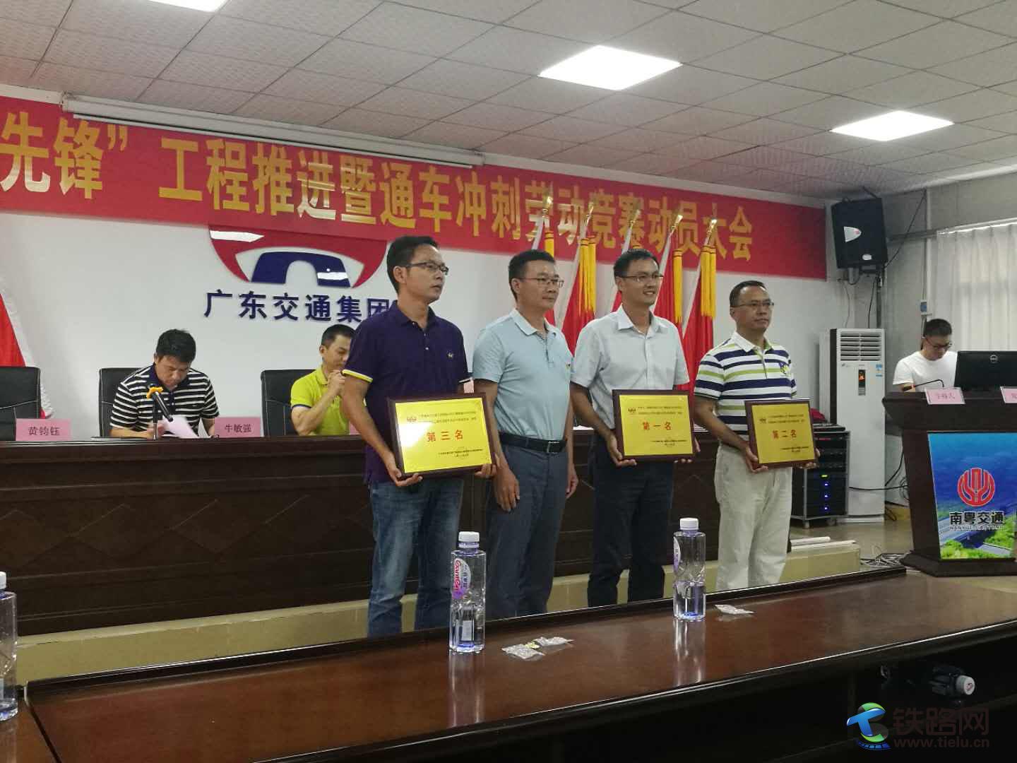 项目经理姚勇军（前排左三）在业主领奖台上领奖.jpg