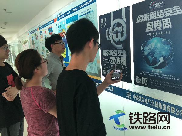 职工观看宣传海报，并扫描二维码。赵坤玉摄 (3).JPG