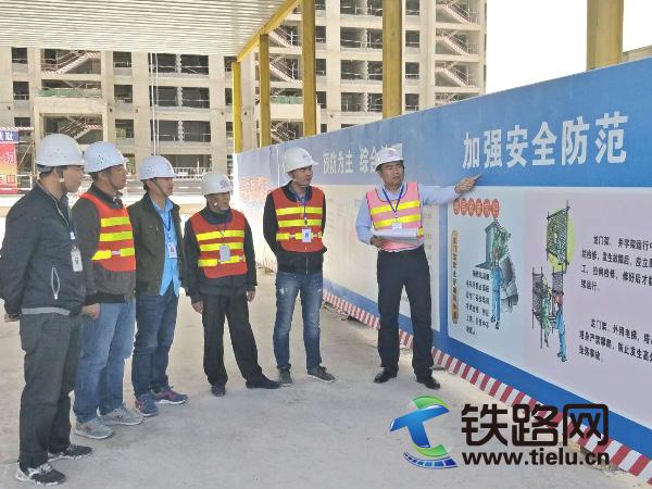 4、中铁十八局集团大都公司包头项目技术人员在进行安全施工交底（伍振 程小燕 摄）.jpg
