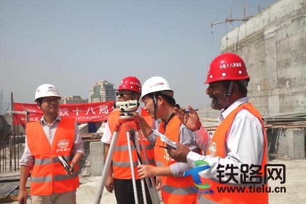 5、中铁十八局集团国际公司迪拜公司卡塔尔分公司绿洲酒店项目经理杨国辉（左一）和外籍员工一起精心测量（伍振 周金强 摄）.jpg