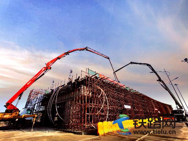 图1：北洋大道公跨铁立交工程第五联浇筑现场.jpg