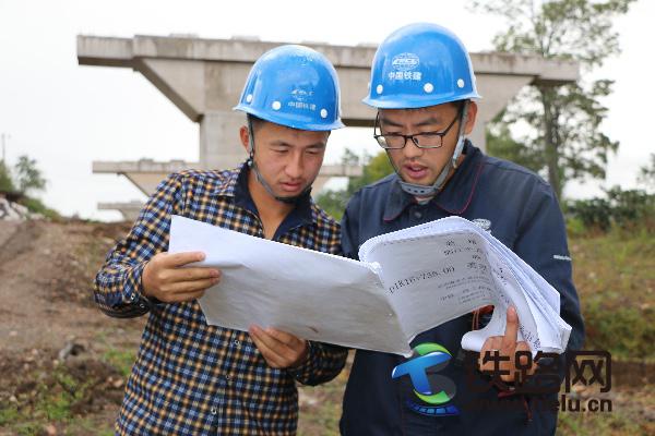 丽香铁路项目二分部总工程师陈志泉在拉市海车站三线大桥工地对新入职大学生郜兴昌进行技术指导的现场教学工作.JPG