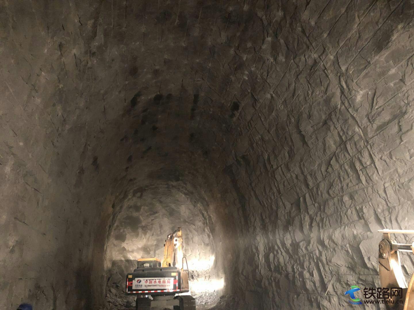 兴泉铁路7标严把过程管理关,提高隧道光面爆破质量