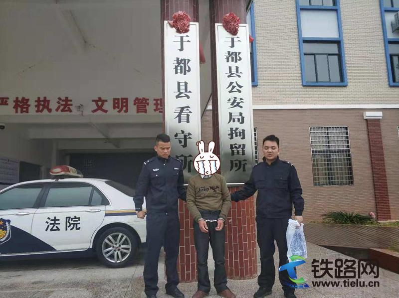 于都铁警强化值守在进站口查获网上在逃人员.jpg