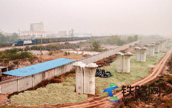 11月13日，太焦高铁施工现场，远处一列货运列车正在通过太焦铁路。曾 静 摄.jpg