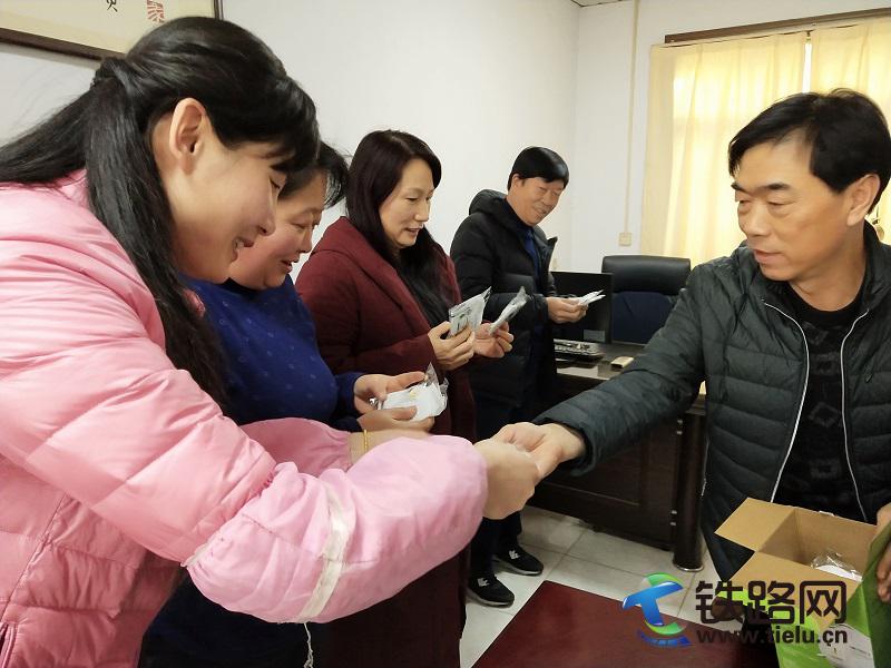中铁七局五公司郑州基地为员工送口罩防雾霾.jpg