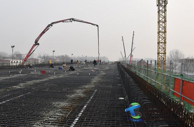 中铁七局五公司郑州南站项目部动2双线特大桥道岔连续梁A段顺利完成浇筑.JPG