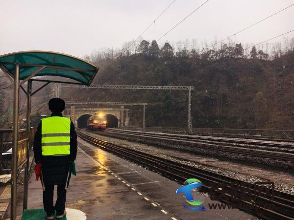 图为铁路青年在雨雪中立岗接车（田亚辉 摄）.jpg