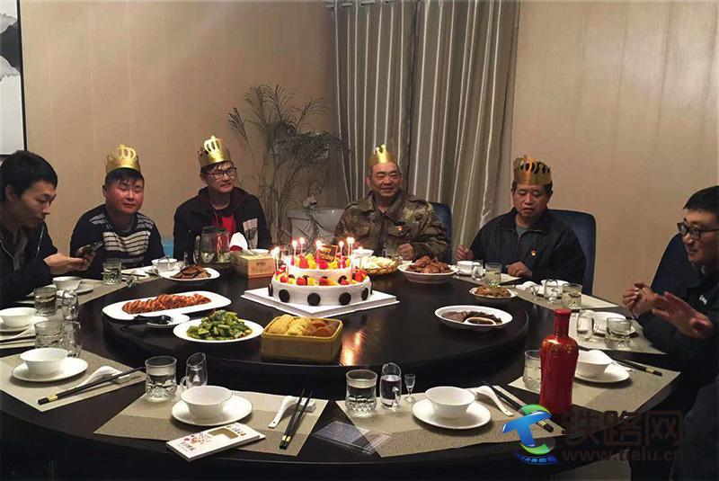 情浓浓 乐融融 中铁七局五公司郑州南站项目部举行集体生日会.jpg