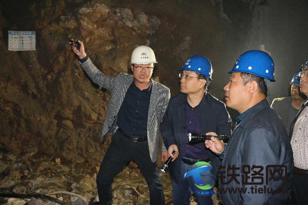 刘敏（左一）在黄山哨隧道出口掌子面向上级领导介绍五类围岩施工方案.JPG