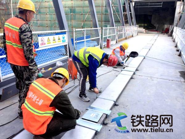 中铁七局电务公司通信第二分公司成都地铁AFC安装工程项目部在“五一”期间进行施工大干.jpg