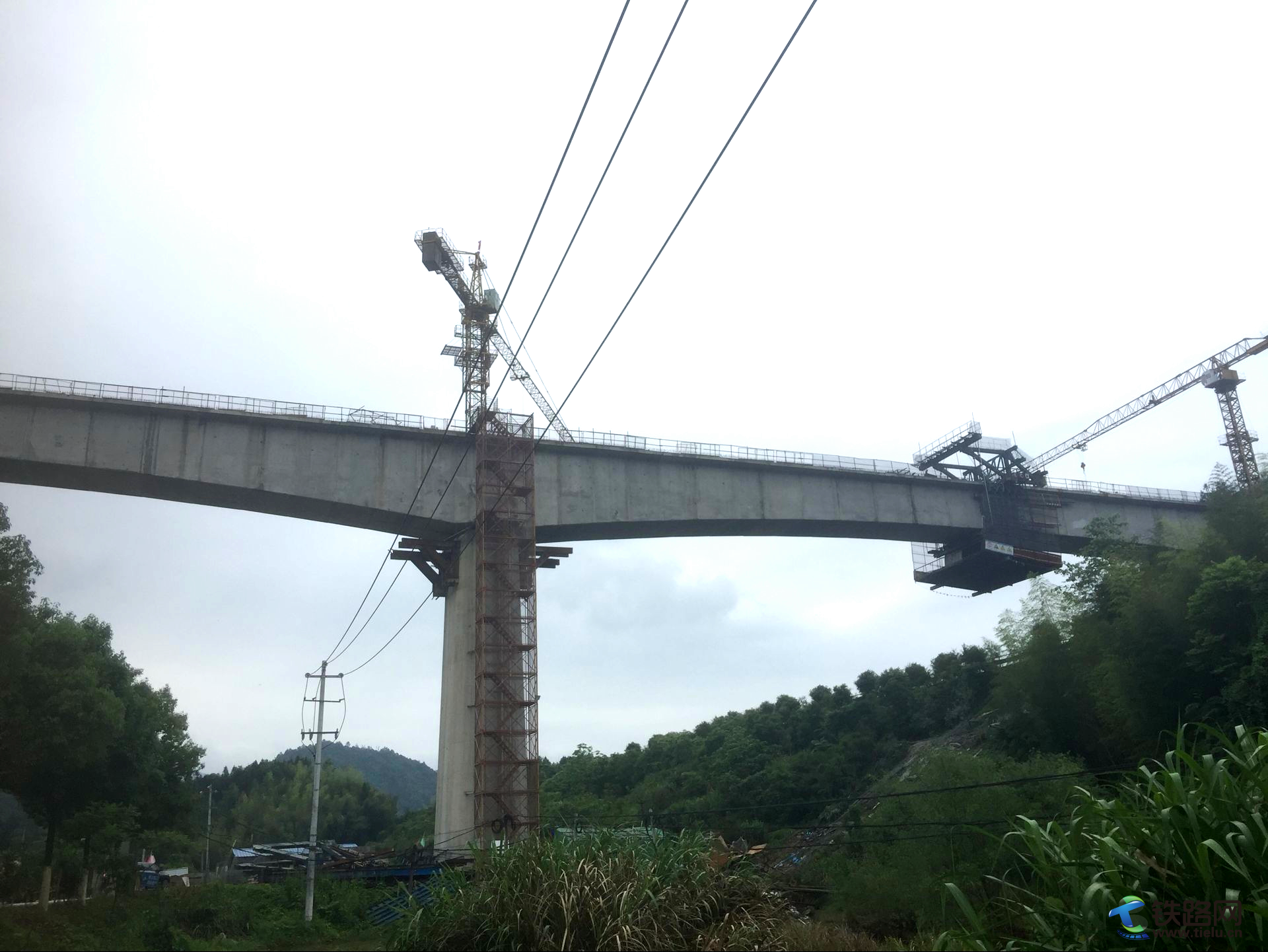 图1、合龙后的浦梅铁路跨浦建高速大桥连续梁.png