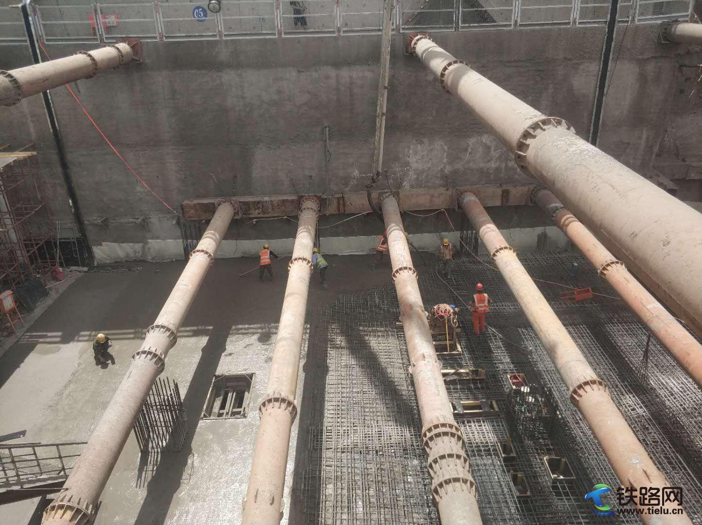 洛阳市轨道交通2号线牡丹大道站中板浇筑全部完成.jpg