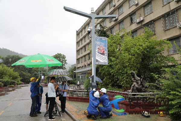 6月28日，央视发现之旅频道《记录东方》栏目摄制组在科工装备公司拍摄中铁灯联网智慧路灯控制系统项目。唐明摄.JPG