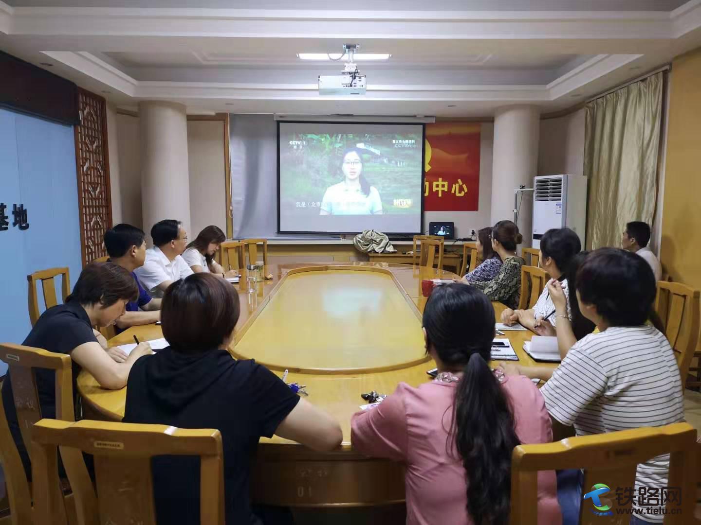 收看《黄文秀：用生命坚守初心使命的青年共产党员》.jpg