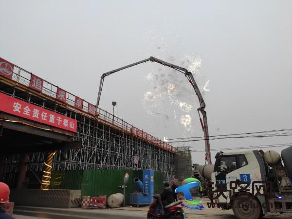 中铁七局国道207项目跨S235互通立交线连续梁浇筑完成.jpg