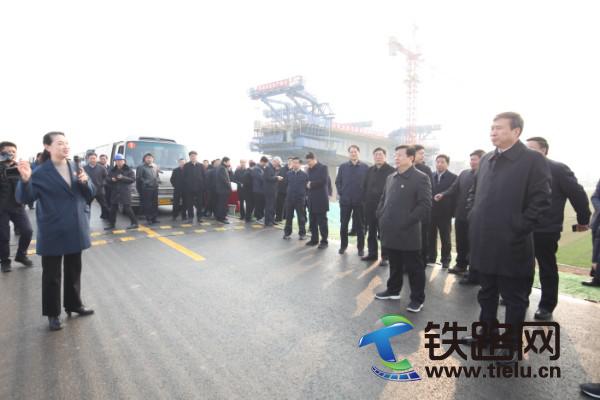 焦作市公路局工会书记杨湘予向观摩团介绍施工现场情况.JPG