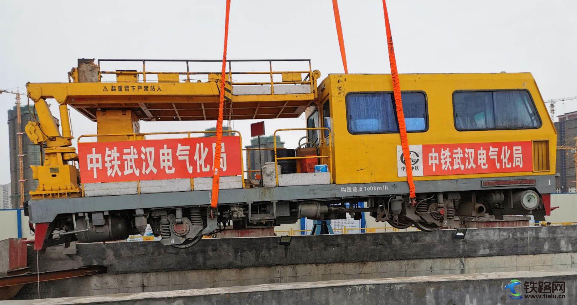 厦门地铁3号线接触网岛内段轨道车成功上线.jpg