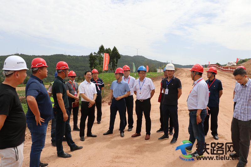 绵阳市交通运输局总工何家荣莅临成绵苍巴八分部检查指导._副本.jpg