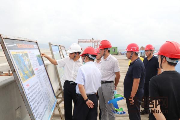 图1：洪鹤公司总经理林全富（左一）向林粤海（左二）介绍洪鹤大桥防汛和安全生产情况（摄影：李耀）.JPG