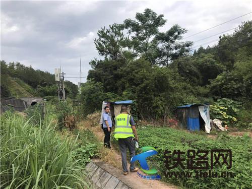 于都所民警联合地方护路力量开展普速线路环境整治（1）.jpg