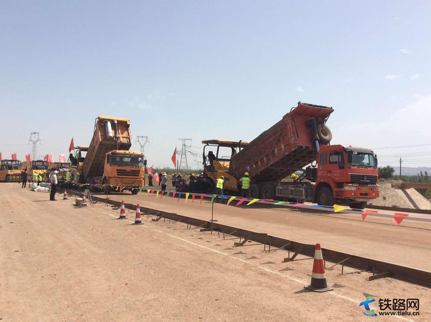 乌玛公路A1标项目开始水稳底基层试验段铺筑.jpg