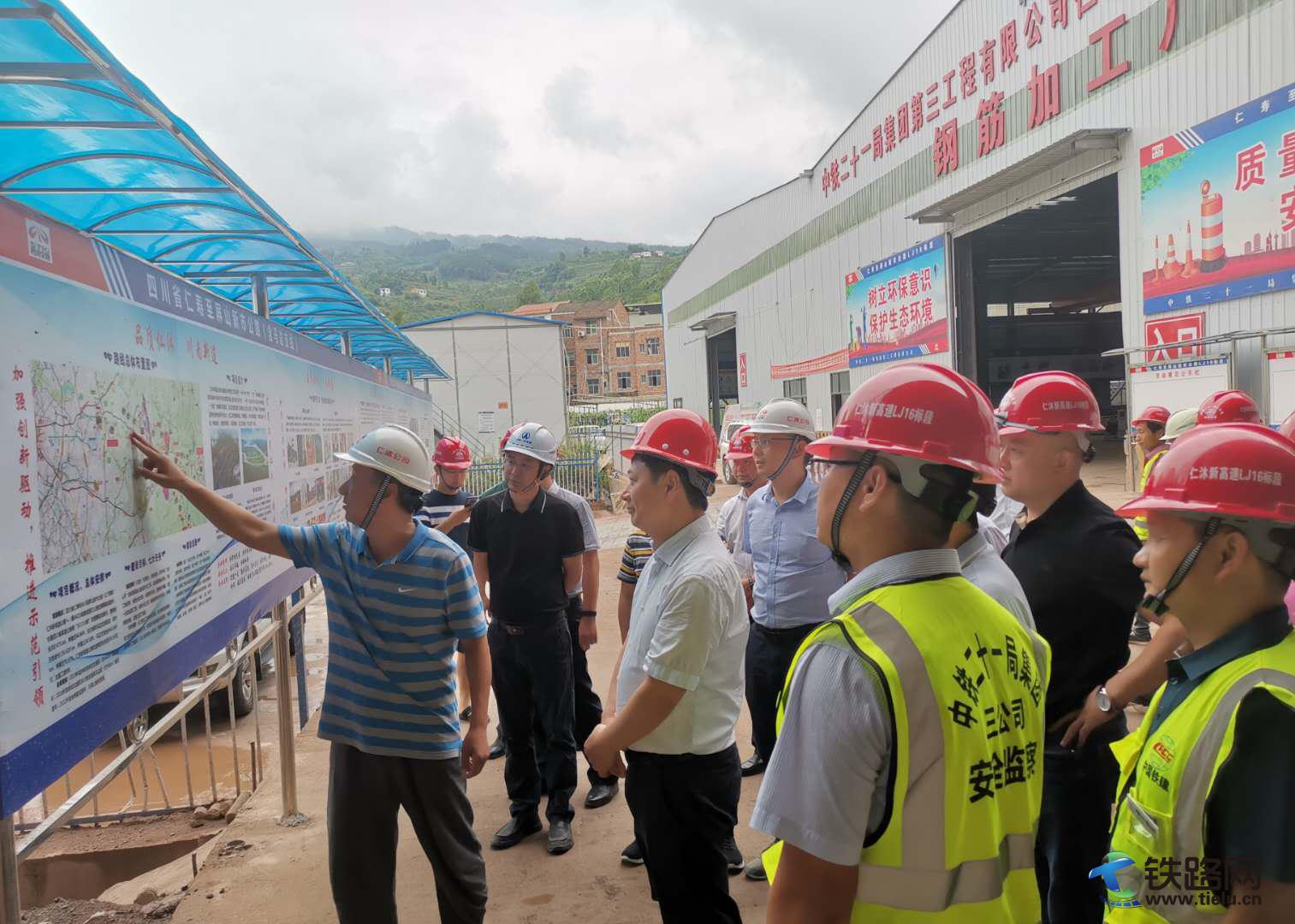 廖文彬（前排左二）一行听取工程建设情况汇报.jpg