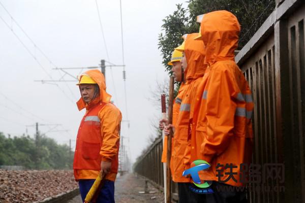 图三为：郑州供电段职工雨中巡视接触网供电设备，确保供电安全稳定。.jpg