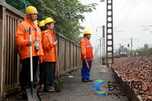 图四为：郑州供电段职工雨中巡视接触网供电设备，确保供电安全稳定。.jpg