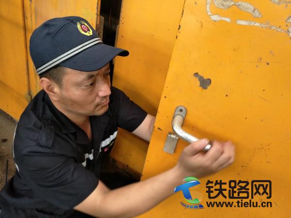 钟志勇同志正在对12907车工具柜门检查.jpg