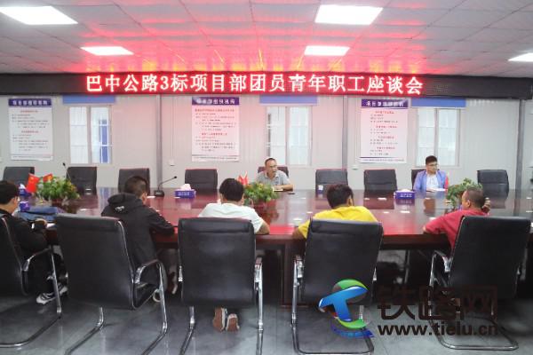 图2为项目总工与新员工就一个月内所学知识进行对答。石峰 摄.JPG